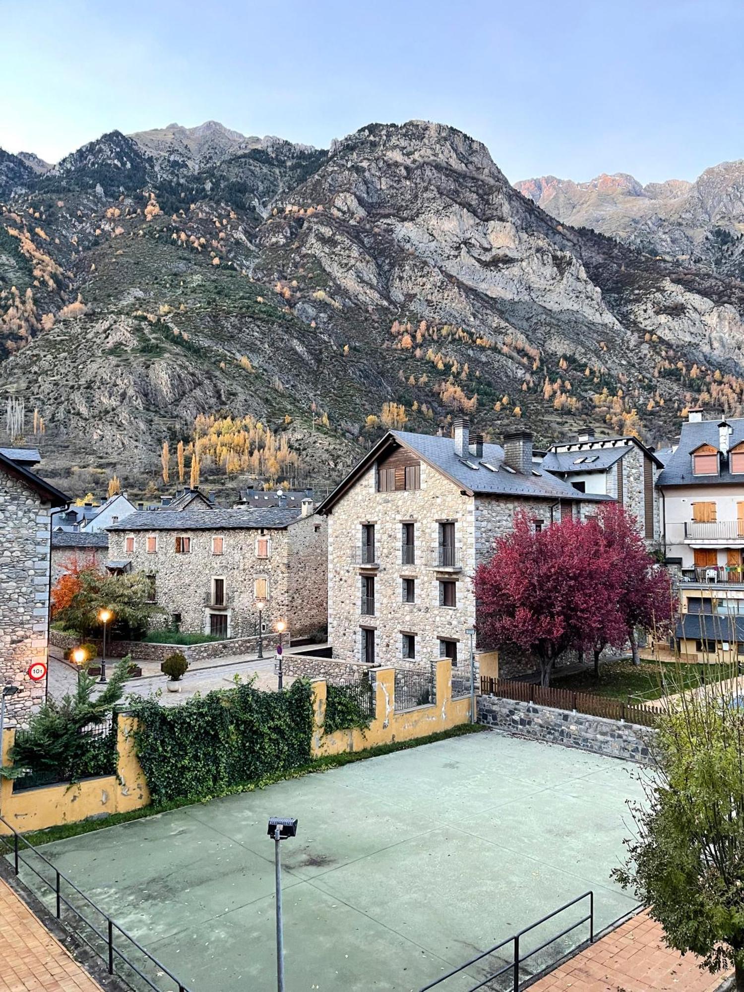 Apartment En El Centro De Con Piscina Benasque